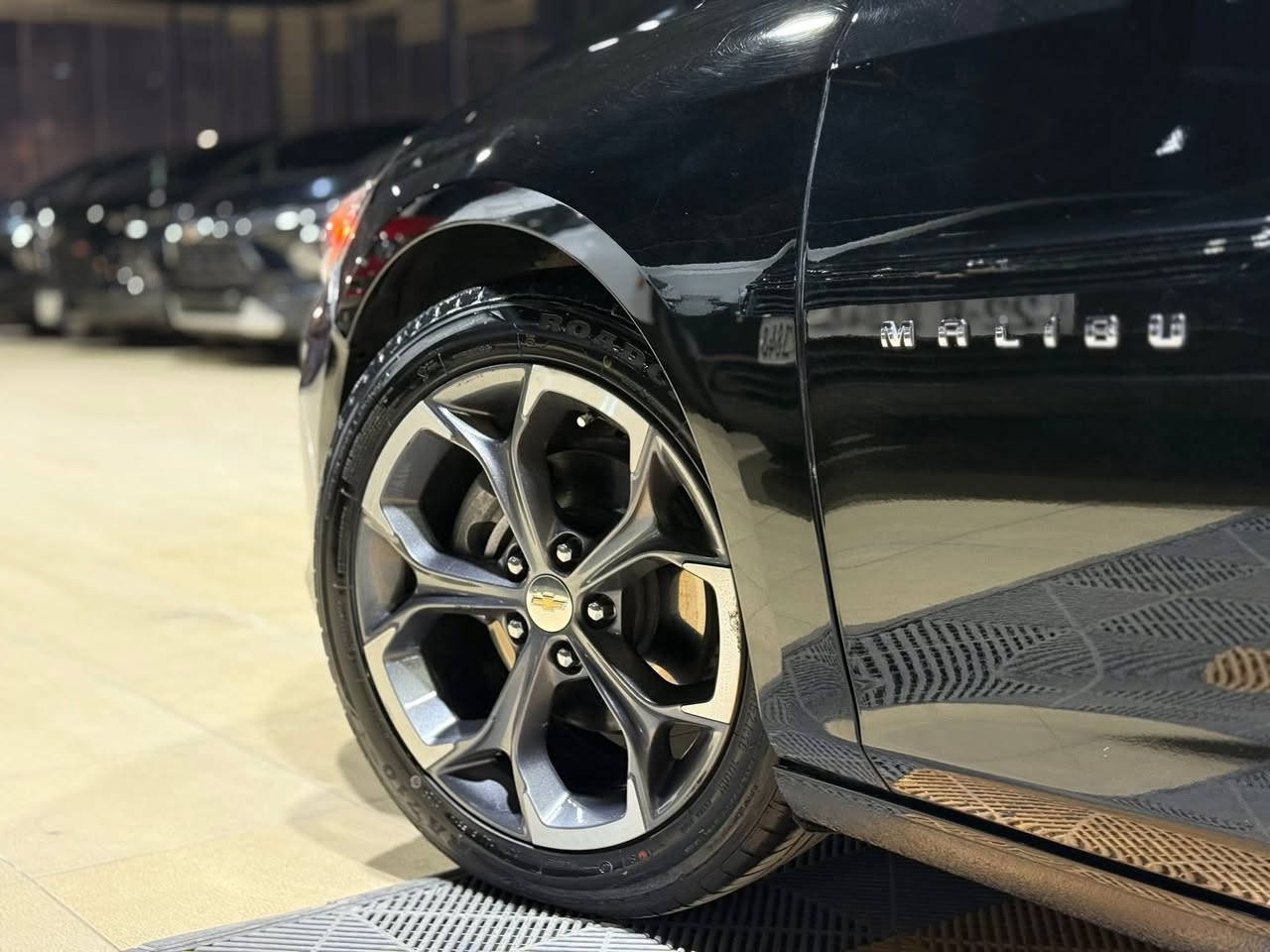 شيفرولية ماليبو موديل 2024 فول مواصفات
#الضرر : جاملغ امامي ايسر مع طرف البنيد
#الرقم : اربيل ( تحويل او وكالة حسب الرغبة )
#الكفالة : نكفل السيارة من الغرق و الشاصي .

#المواصفات :

▪️السيارة : شوفرليت ماليبو LT
▪️الموديل : 2024
▪️المحرك : 1500 توربو (اربعة سلندر)
▪️حجم الويل: ويل كب حجم 18 اصل مع طقم تايرات بحالة ممتازة
▪️غرفة السيارة : كشنات السيارة مخمل اسود
▪️قمارة بانوراما
▪️رادار امامي مانع تصادم
▪️رادار جانبي ( نقاط عمياء ) بالمرايا الجانبية
▪️حساس خلفي اصل
▪️حساسات ورادارات الانحراف عن المسار
▪️لايتات اصفر اصل عالي وناصي مع كشافات دعامية LED
▪️شاشة الدشبول حجم كبير (ايباد) للتحكم بايعازات السيارة
▪️تحكم فول كهرباء لكرسي السائق
▪️بصمات عدد 2 للابواب مع بصمة جنطة وبصمة تشغيل وتشغيل عن بعد 
▪️تبريد قطعتين امامي وخلفي
▪️تدفئة لكشنات المقدمة
▪️سستم صوت
▪️سايد بريك دكمة
▪️تحكم ستيرن جهتين بلوتوث وحاكية وكروس سرعة وتحكم صوت 
▪️نظام ABS مانع انزلاق

السعر المطلوب : 137 ورقة مع المجال
 
الاتصال على : ***********
