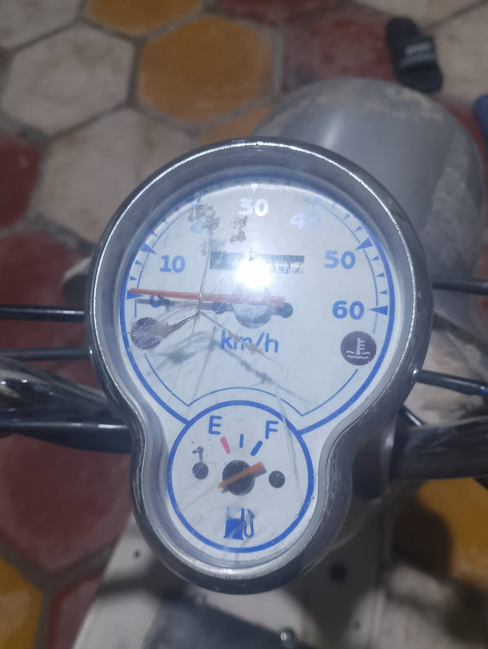 السلام عليكم دراجه انتيكه عبد الحليم مكينه لفتح ول تجفيت كامله كلش كهرباءيات شغاله  سلف وهندر تواير جدد الدراجه بس كاطعه نار شرط بس كاطعه نار مكاني البصره الزبير السعر 160 رقم الهاتف ***********
