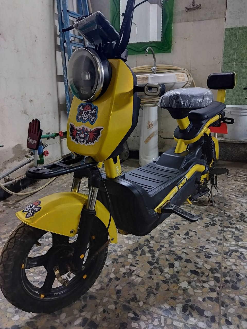 السلام عليكمدراجه حجم 14
نضيفه 
4بطاريات بحاله جيده 
شاحنه اصليه 
لايتات بكلايت كله شغال
تايرات جدد
بريكات مضبوطه 
كشن جديد 
عارضهه 225
هذه رقمي ***********
مكاني الامين الثانيه
