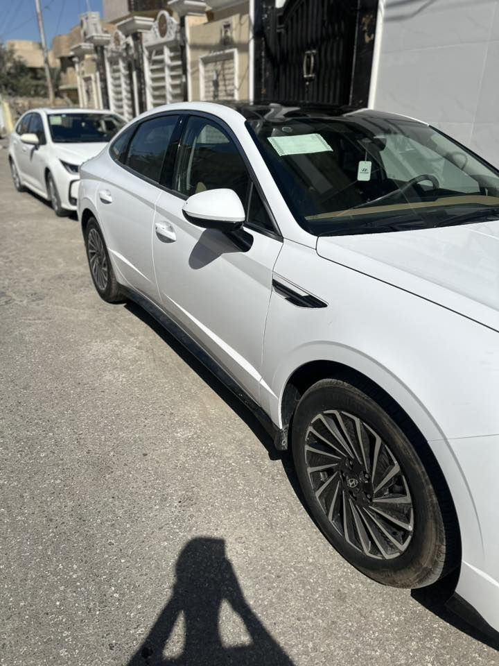 هونداي سوناتا سعر مناسب لليدور زيرو فرق عن الوكاله 15  ورقة وبيه ضمان 3
هونداي سوناتا هايبرد 2025
 HYUNDAI Sonata HYBRID  2025
☑️ خليجي 
☑️ زيرو ماشيه 787 كم متر اقل الالف 
☑️ موديل 2025
☑️ حجم المحرك  2,0L توربو
☑️ مفتاح التشغيل بصمة 
☑️ تشغيل عن بعد 
☑️ بانوراما  
☑️ دفع ثنائي FWD 
☑️ اريل نفكيتر 
☑️حساسات أمامية 
☑️حساسات خلفية 
☑️ زينون + LED متصل 
☑️ بك لايت LED متصل 
☑️ دخول بصمة ذكي 
☑️ حجم الاطار  215/55 R17
☑️ ويل كب 17
☑️ 4 دسك
☑️ حساسات ضغط الاطارات 
☑️ اشارة في المرايا الجانبية 
☑️ المرايا قابلة للطي كهرباء 
☑️عدد AIR BAG 2
☑️ هاند بريك كهرباء 
☑️ ا ABS 
☑️ دشبول شاشة ديجيتال متصل 
☑️ شاشة Apple Car play 
☑️ كاميرا دوارة 
☑️الانارة الداخلية LED 
☑️ مقود جلد حياكة 
☑️ شفتات مقود 
☑️ مثبت السرعة Cruise 
☑️ المودات والاوامر الصوتية 
☑️ا Bluetooth    
☑️شاحن هاتف Wireless 
☑️مخرج منفذ الطاقة 
☑️فحص نظام السيارة 
☑️تتسع المقصورة ل 5 ركاب
☑️المقاعد جلد قرميدي 
☑️حركة المقاعد الأمامية كهرباء 
☑️تجاوي 5 متحركة 
☑️ الايزو فكس ISOFIX 
☑️ تبريد شاشة مناخين منفصلين 
☑️ قطعتين تبريد 
☑️ أوضاع القيادة Drive Mode 
☑️ أوتو هولد Auto Hold  
☑️ نظام مانع الانزلاق 
☑️حاملات الأكواب
☑️ بردات أبواب خلفية 
☑️ تطعيم الدواخل ألمنيوم 

أبعاد ومقاسات السيارة
الطول   491  cm     
العرض  186  cm
الارتفاع 145  cm
 رقم بغداد حرة بأسمي 
للاستفسار *********** 
السعر 270 وبيه مجال
