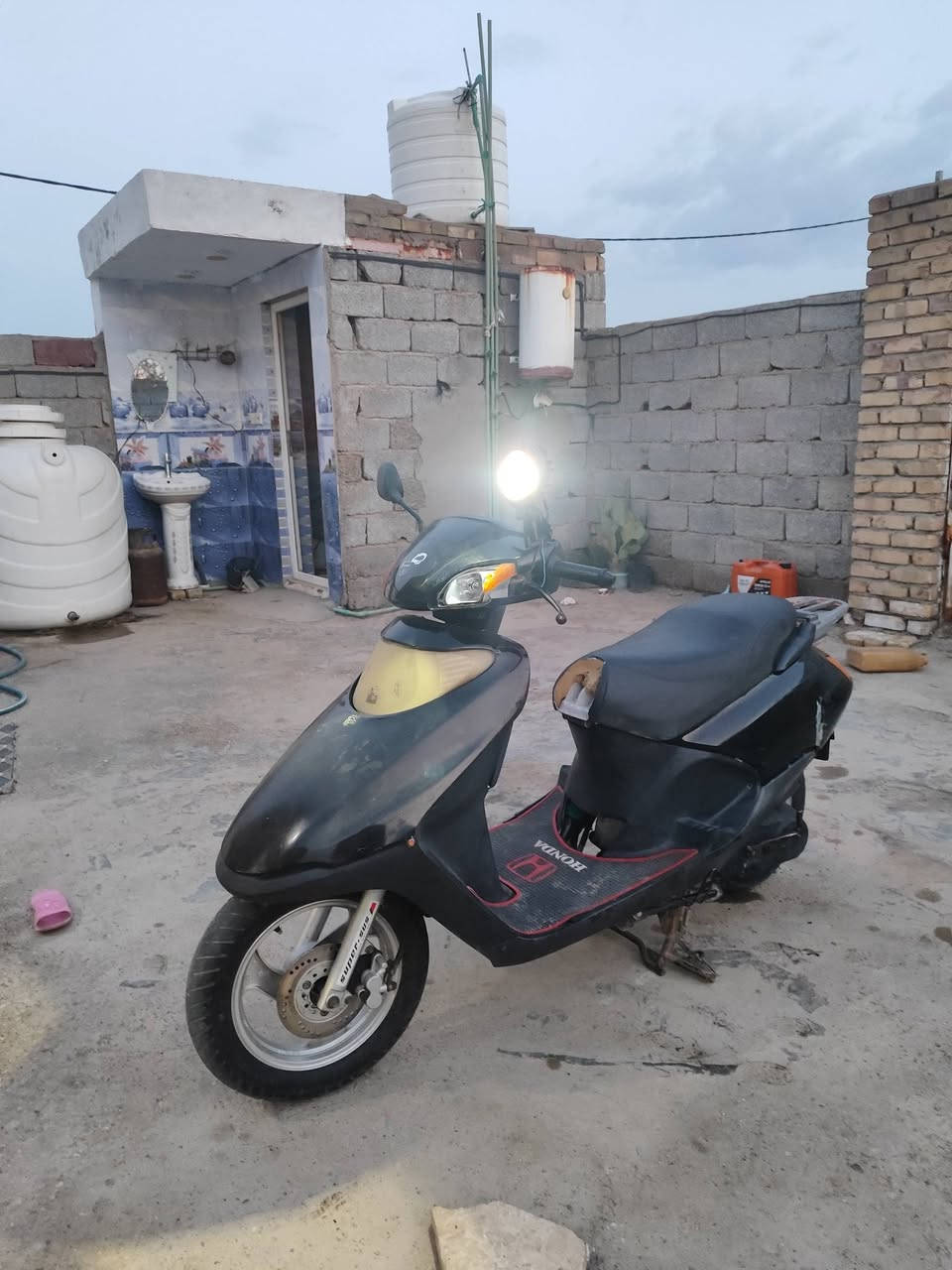 سبيسي ماليزي شاصي 2022 
الدراجه امجفته ع ايدي نگره سلف الصبح 
بس الگفر الامامي شوي مكسور وميبين 
دراجه مال بيت ودوام 
مكاني قضاء الحي
***********
