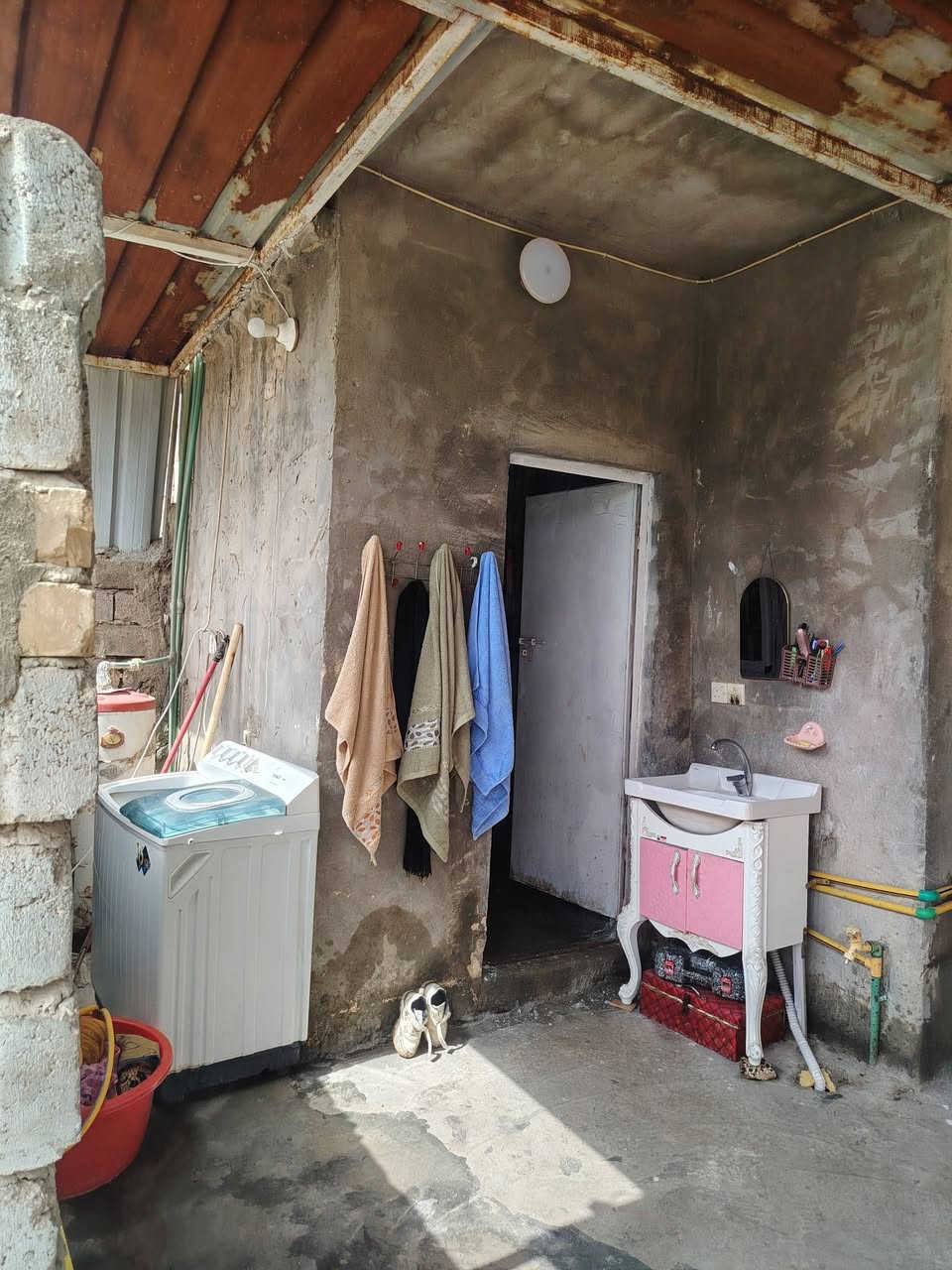 سلام عليكم بيت للبيع مساحه كلش جبيره صب كونكريت جاهز لآخر حبايه يبعد عن لشارع ٥٠ متر حله شارع ثمانين مال كربله سعر ١١ مليون رقمي ***********
