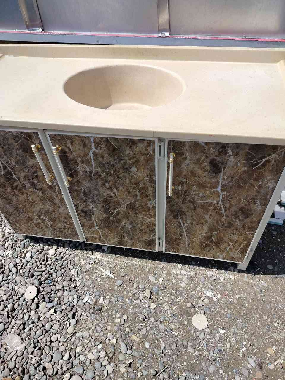 كاونتر ٣متر نضيف جدا نضيف سعر ٣٨٠ يوجد توصيل داخل الموصل عنوان حي الوليد هاتف ***********
