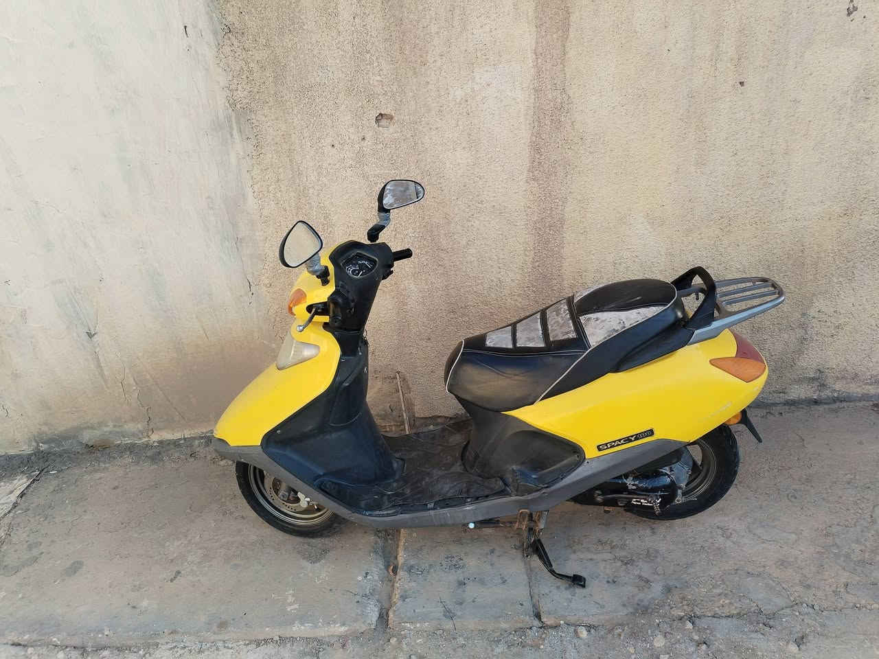 السلام عليكم سبيسي ماليزي مجفته مره وحده مكينته ناعمه كهربايات شغاله كفرات بلاد بس كفر امامي شويه بيه كسر السعر 350 وبيه مجال شي قليل مكان كوت الاحرار الاستفسار عله رقم ***********
