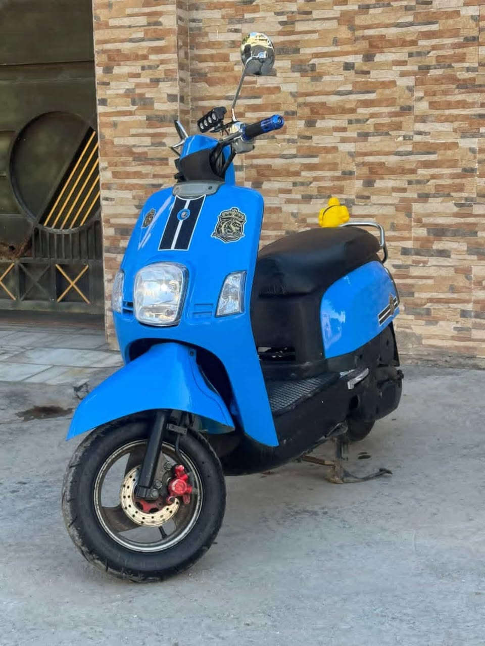 السلام عليكم دراجه ماكس بوليس للبيع الدراجة خير من الله بوشه 55 كفرات بلادية موجودة الون ابيض كهربائيات كلهة شغالة المكان بغداد المشتل شارع المطبك الرقم (***********) السعر 800 وبيها مجال .
