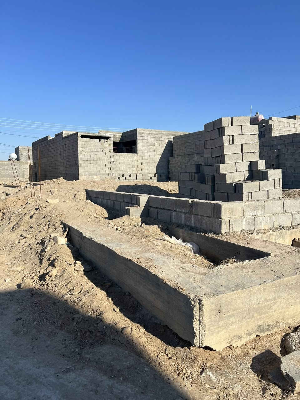 قطعه ارض للبيع في الزراعي خلف مزرعة ابو رائد
مساحة 200
مجعبة درجة اولى 50في 40 عرض وارتفاع 
تتكون من غرفتين صاله استقبال مطبخ
صحيات داخليه خارجيه
السعر 22
رقم 
***********
