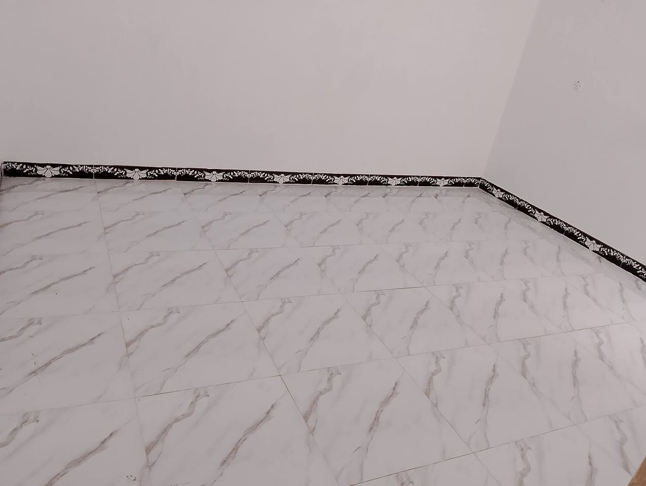 السلام عليكم دار للايجار 100م حي النداء شارع مجمع بيتي منطقه 52الف بناء حديث 2022 غرفه ومطبخ وستقبال مفتوح ع الصاله. وصحيات داخليه وخارجيه الشهر 250 الف مطلوب ( مقدمه شهرين شهر)  موقع البيت علئ شارع 15مفتوح علئ شارع 60 مال جامع الاحسان ومفتوح علئ شارع 25مال المدارس وحاليا فارغ البيت
1/خط مولده
2/تانكي ماء وكيزر. 
3/مغسله
ملاحظه #مطلوب عائله زغيره وتحافظ علئ الامانه لان بيت نظيف
للاستفسار خاص او اتصل *********** وعندي مقطع فيديو بلخاص ادزه اذا تحب اشوفه(اني صاحب البيت)
