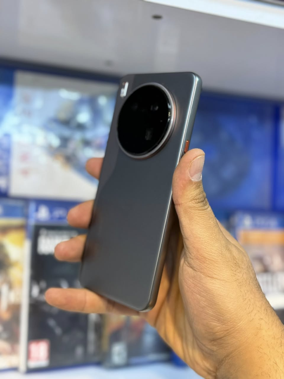 كومان ٤٠ برمير 5G مكفول شاحنه وياه جهاز بل جيس سعر خاص العنوان حله حي الامام رقم ***********

