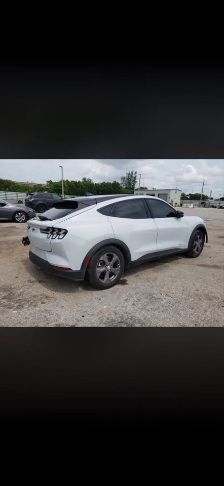 للبيع: فورد موستانج ماك-إي 2023 (Ford Mustang Mach-E)

* الموديل: 2023
* اللون الخارجي: أبيض
* كهربائية بالكامل (EV)
* نظام الدفع: خلفي (RWD)
* 
* عدد الأبواب: 5 أبواب
* عدد المقاعد: 5
* الممشى:46,000 كم
* شاشة وسطية كبيرة تعمل باللمس مع نظام SYNC 4A
* دعم Apple CarPlay وAndroid Auto
* كاميرا خلفية وحساسات
* مثبت سرعة
* دخول وتشغيل بدون مفتاح
* فرامل إلكترونية مع Auto Hold
* نظام استرجاع طاقة الكبح (Regenerative Braking)
* عدة أوضاع قيادة
* شحن AC وDC (الشحن السريع)
       تمشي بالشحنة 400 كيلو

مكان بغداد ***********
