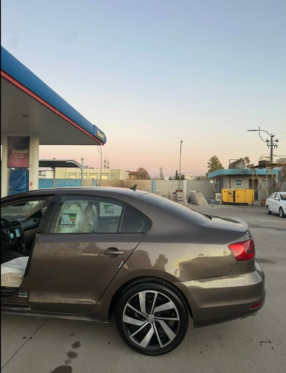 لە هەولێرم سحری ( ٨٨ وەرەقە )
***********
واتسئاپی لەسەرە

جیتا مۆدیل ٢٠١٥ خەلیجی شکل نوێ 
مەکینە ٢٠ خلیجی مەرخوب  نەکرایتەوە

٥ پارجە و پەلەیک بۆیاخە

گێر و مەکینە و تەقە و رەقەی بەشەرت 
سەنەوی هەزەی تازەیە  تا ٢٠٢٧ ب
سەیارەکە بێ مەسرەفە و هەموو گیانی بەشەرتە
٤ تایە و ویلی خاوێنی لەسەرە

مواسەفات خلیجی

سحری ٨٨ وەرەقە ومەجالێکی زۆر کەم *********** أربيل, العراق
