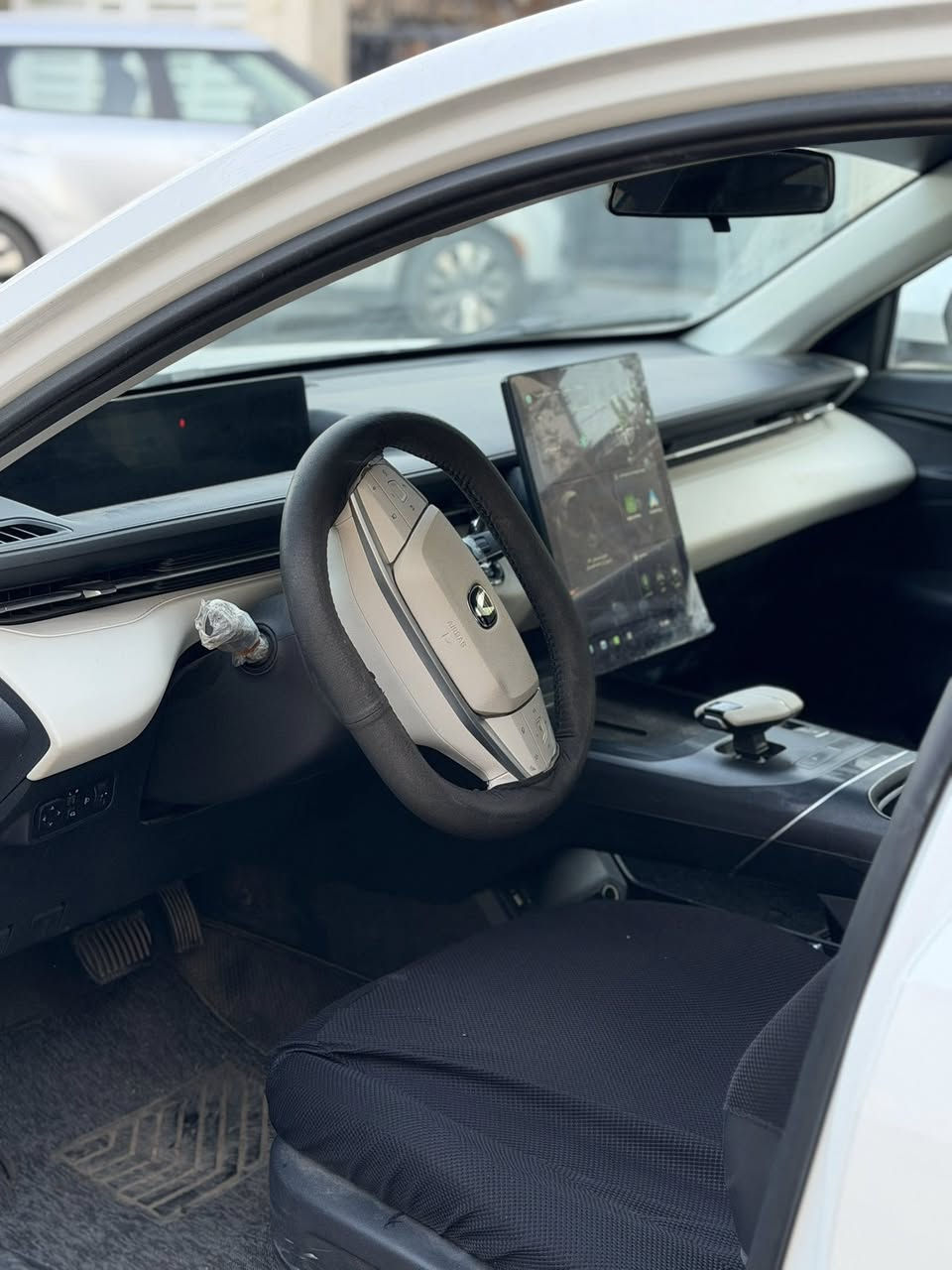 السلام عليكم للبيع
شانجان ايدو بلاص ٢٠٢٥ 
فول مواصفات 
فتحه تحكم ستيرن وضعيات قياده كامله 
ماشيه ٢٦ الف كيلو 
اللون ابيض رقم بغداد 
بدون حادث مكفوله كفاله عامه 
ماعده شخط بلدعاميه لخلفيه ورصعه بلجاملغ الخلفي حته ممبينه 
مكاني بغداد اليرموك 
السعر ١٣٨ وبيهة مجال 
ومواصفاتهة معروفه وسياره كلش مرتبه 
مكينه ١٥٠٠ توربو 
ضمان لشركه. ١٠ سنوات 
للاستفسار 
***********
