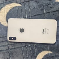 لون ابيض شاشته اصليه ما مبدله بس بيه كسر ما مأثر على المس بطاريه مبدله...
