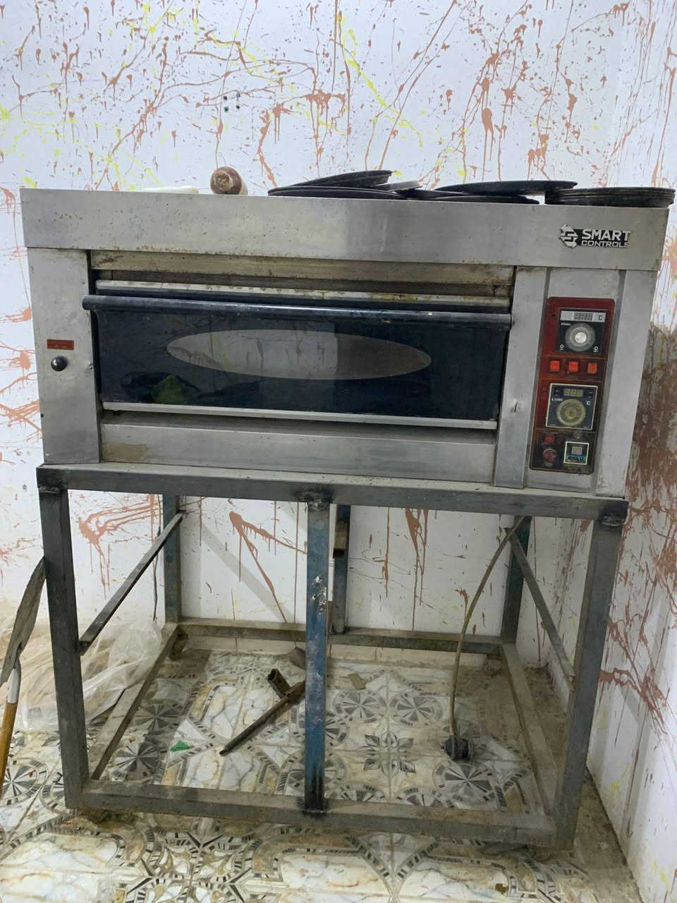 السلام عليكم،  فرن بيتزا بسعر مناسب ونضيف مثل ما موضح بالصور،  ويا الميز مالته و 12 صينية بيتزا، سوبر كبير وسط صغير،  والقطاعة مال البيتزا والكرگ،  بسعر 500، عنواني بصرة قضاء شط العرب الجزيرة باب الهوى،  للتواصل ***********
