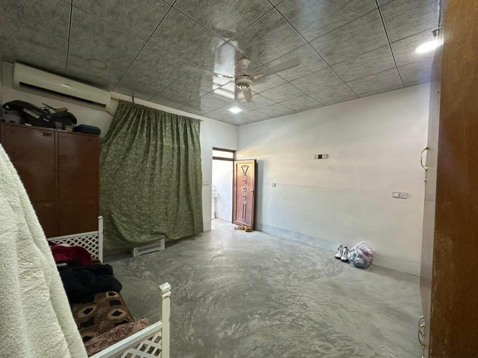 دار للبيع 100 متر طابقين ونص يحتوي على 3 غرف نوم وبيتونه بناء نضيف جدا طابو ملك صرف في منطقة الاسرى والمفقودين قرب صيدلية تولين 
السعر : 98 مليون وبي مجال ( بي مجال ومعامله مباشر ويا صاحبه ) 
***********
