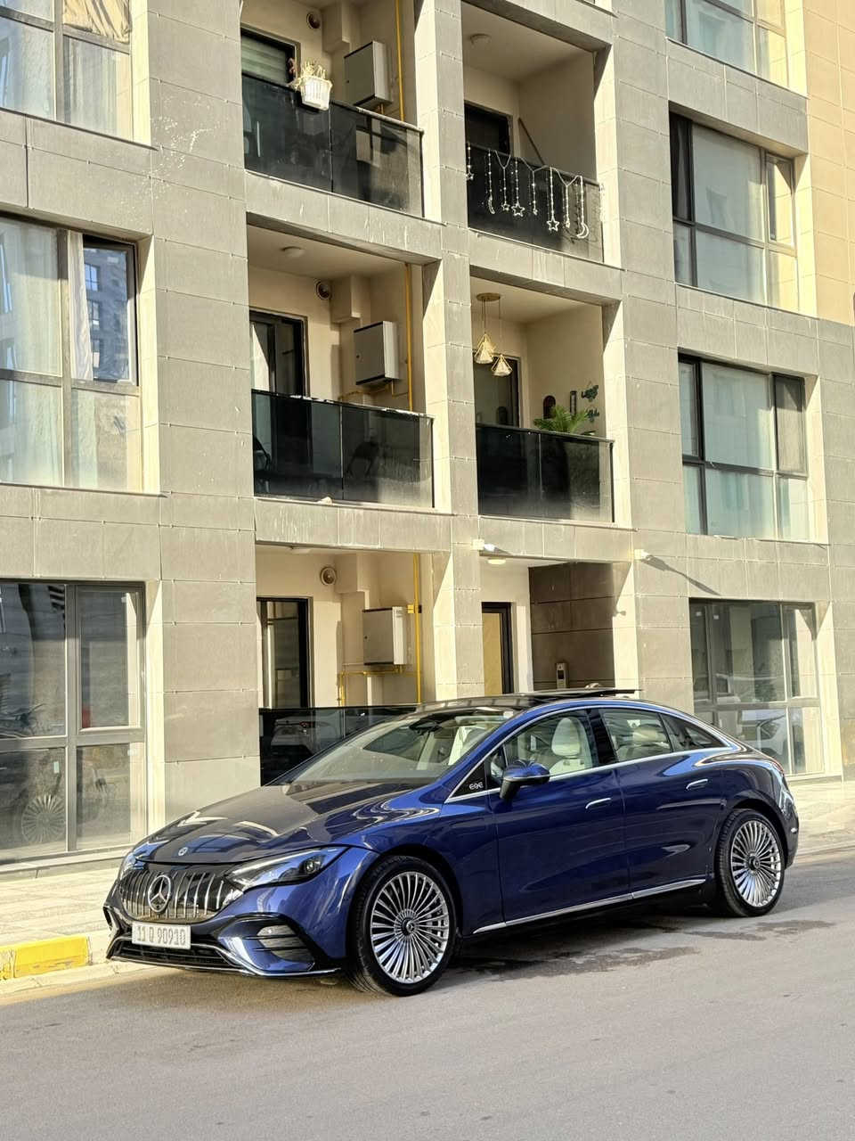 للبيع مرسيدس-بنز EQE 350 4MATIC
موديل 2024
🔹 اللون الخارجي: أزرق مميز
🔹 اللون الداخلي: أبيض فاخر
🔹 الممشى: 3,000 كم فقط
🔹 الدفع: رباعي 4MATIC
🔹 سيارة كهربائية بالكامل

✨ المواصفات الرئيسية:
✔ سقف بانوراما
✔ جكات (تعليق) هوائية AIRMATIC
✔ شاشة وسطية كبيرة (هايبر سكرين)
✔ شاشة خلفية للركاب
✔ مقاعد كهرباء مع ذاكرة
✔ دخول وتشغيل بصمة
✔ إضاءة داخلية محيطية (Ambient Light)
✔ كاميرات 360 درجة مع حساسات كاملة
✔ أنظمة أمان ومساعدة قيادة حديثة

▪ حساسات أمامية وخلفية متكاملة
▪ نظام المحافظة على المسار
▪ نظام مراقبة النقطة العمياء
▪ نظام تثبيت السرعة الذكي
▪ نظام فرملة الطوارئ التلقائية
▪ نظام تنبيه حركة المرور الخلفية
▪ أنظمة قيادة شبه ذاتية

🔋 البطارية والأداء:
✔ نوع البطارية: ليثيوم أيون
✔ سعة البطارية: تقريباً 90 كيلوواط
✔ مدى القيادة: يصل تقريباً إلى 600 كم بالشحنة الواحدة
✔ تدعم الشحن السريع DC

📌 ملاحظة مهمة:
▪ حادث سطحي بدون أي ضرر بالهيكل الداخلي
▪ جميع الدواخل وكالة ومكفولة
▪ بدون ايرباك 
▪ قطعة واحدة صبغ فقط

💰 السعر: 43,000 دولار

📩 للاستفسار التواصل ***********
