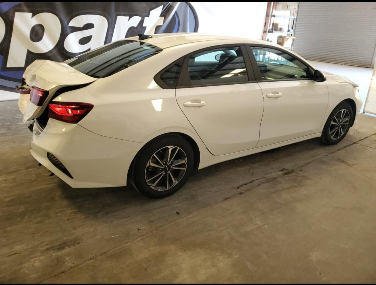 سلام عليكم من رخصت صاحب الكروب كيه فورتي موديل 24 دخول جديد رقم اربيل جديد وهزه جديد موصفات سياره رادار محيطي 360 درجه سياقه ذاتيه شاشه بدون ايرباك ماشيه 30 حادثه موضح بل صوره جاملغ نفسه بارد وجنطه اصليه نفس الون بدلته وليه مصبوغ يعني بدون حوض بدون معجون سياره احله من صوره سعره 175 وبيه مجال مكان سياره بغداد الكراده *********** وعتذر عل يطاله
