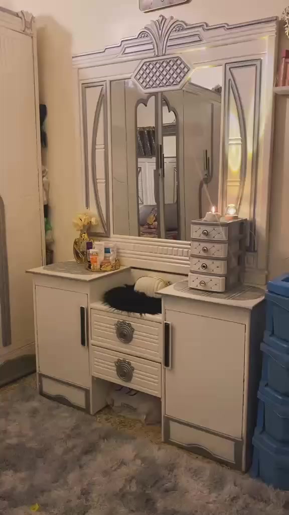 سلام عليكم 
غرفة نوم نفرين كلش كلش نضيفة وجديدة
خشب صاج صبغ حراري 
افتح وشد الفين مرة عمل عراقي وثكيلة تكمة 
سرير البطن مالة خشب جام 
كاني بغداد  العضمية 
قياس سرير 160(×200
اي استفسار هاذ بي واتساب 
***********
