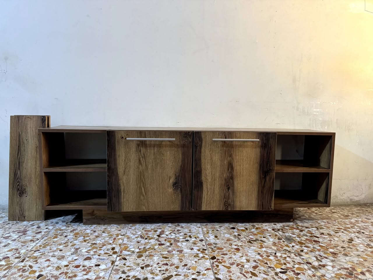 السلام عليكم ميز مكتب نظيف سعر 200 وميز بلازما مع الرفوف سعر 50 وميز منظدي سعر 15 بورد زجاجي للرسم الهندسي سعر 125المكان الحريه الشراي يتصل ***********
