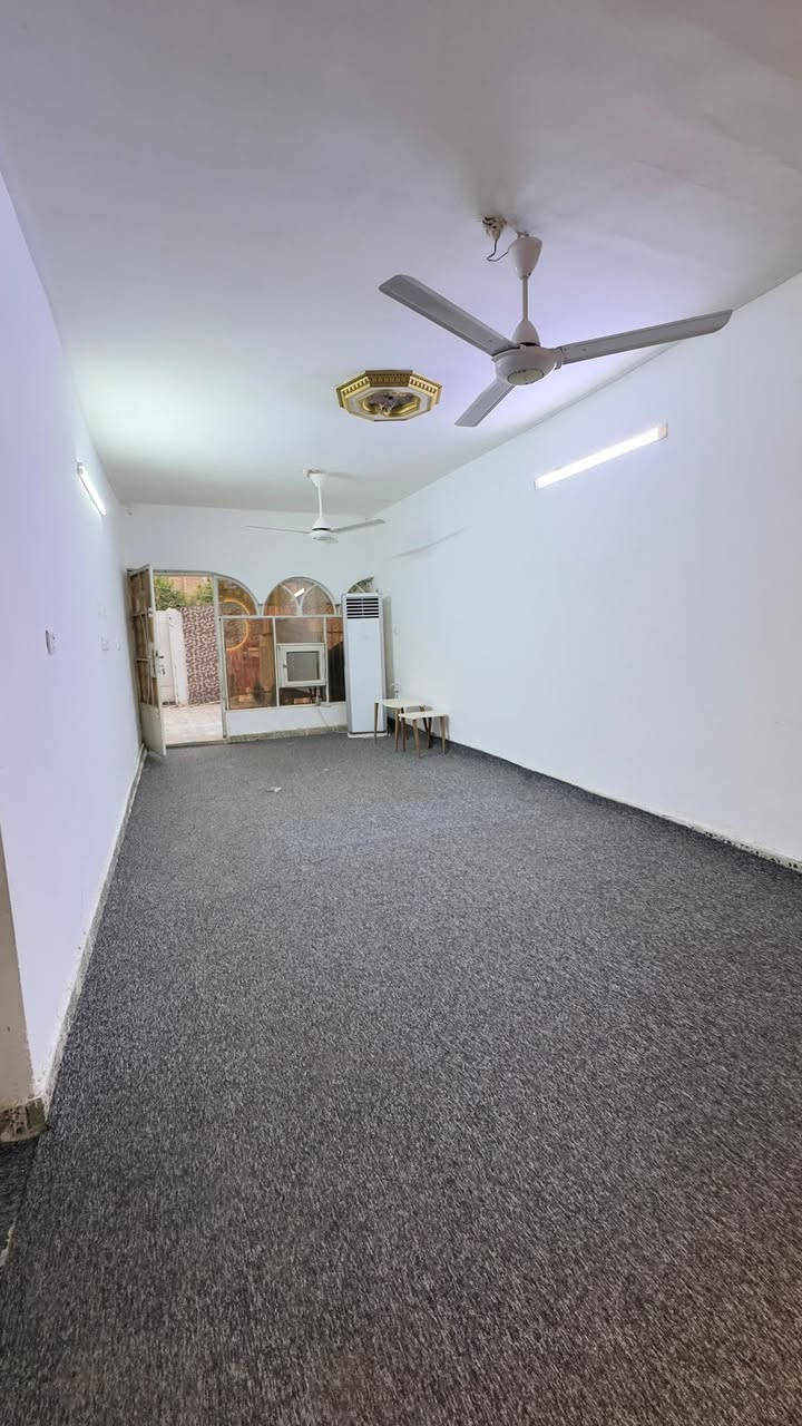 – دار 120م كلاسك للبيع ونظيف جداً
مرتب وجاهز للسكن بدون أي إضافات

البيت فارغ يعني تجيب الغراض وتسكن مباشرةً 

يحتوي على:

▪️ غرفتين نوم (غرفة سويت بالطابق الثاني )

▪️ صحيات عدد 2

▪️ كراج واسع

▪️ مدخلين مستقلين

📍 الموقع: الغزالية - شارع البداله -مربع سعاد النقيب 

📞 للتواصل:

***********
