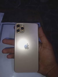 آيفون 11pro max  اللون المميز شرط ما مفتوح بطارية 75 شرط نهار كامل واذ...