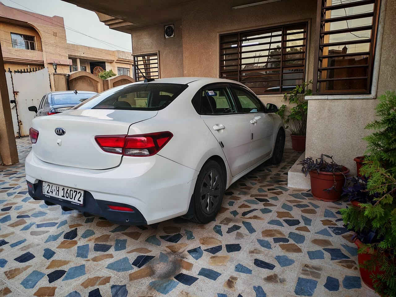 ​🚗 للبيع: كيا ريو (KIA RIO) موديل 2020
المواصفات:
​اللون: أبيض
رقم دهوك سنويه ٢٠٣٠ تسقط 
​الوارد: أمريكي (ليبل واحد بالكامل).
​المسافة المقطوعة: 50 ألف ميل فقط (سيارة بعدها بنشاطها).
​المحرك: اقتصادية جداً وعملية.
​حالة البدي والضرر:
​الضرر: حادث خلفي بسيط موضح (قبغ الصندوق مع جاملغ خلفي يحتاج اعادة صبغ).
​الصبغ: صبغ القطع المتضررة مع وجود قطعة "كلير" فقط للحفاظ على جمالية اللون وتناسقه.
​الأهم: البجم كبس (وكالة) وغير مفتوح نهائياً، السيارة من الأمام سليمة 100% وكافة الإيرباغات سليمة.
​الشواصي واللغود: سليمة وبشرط الفحص.
​الحالة الميكانيكية:
​السيارة بحالة الوكالة، محرك شرط حجم 1600 بانزين عادي وكير شرط وتبريد (ثلج) وصدر بشرط الفحص.
​جاهزة من كل النواحي وما محتاجة أي صرف.
​💰 السعر المطلوب: [ 119 ورقة] (قابل للتفاوض البسيط للجادين).
📍 المكان: [ موصل / حي المصارف].
📞 للتواصل: [***********].
