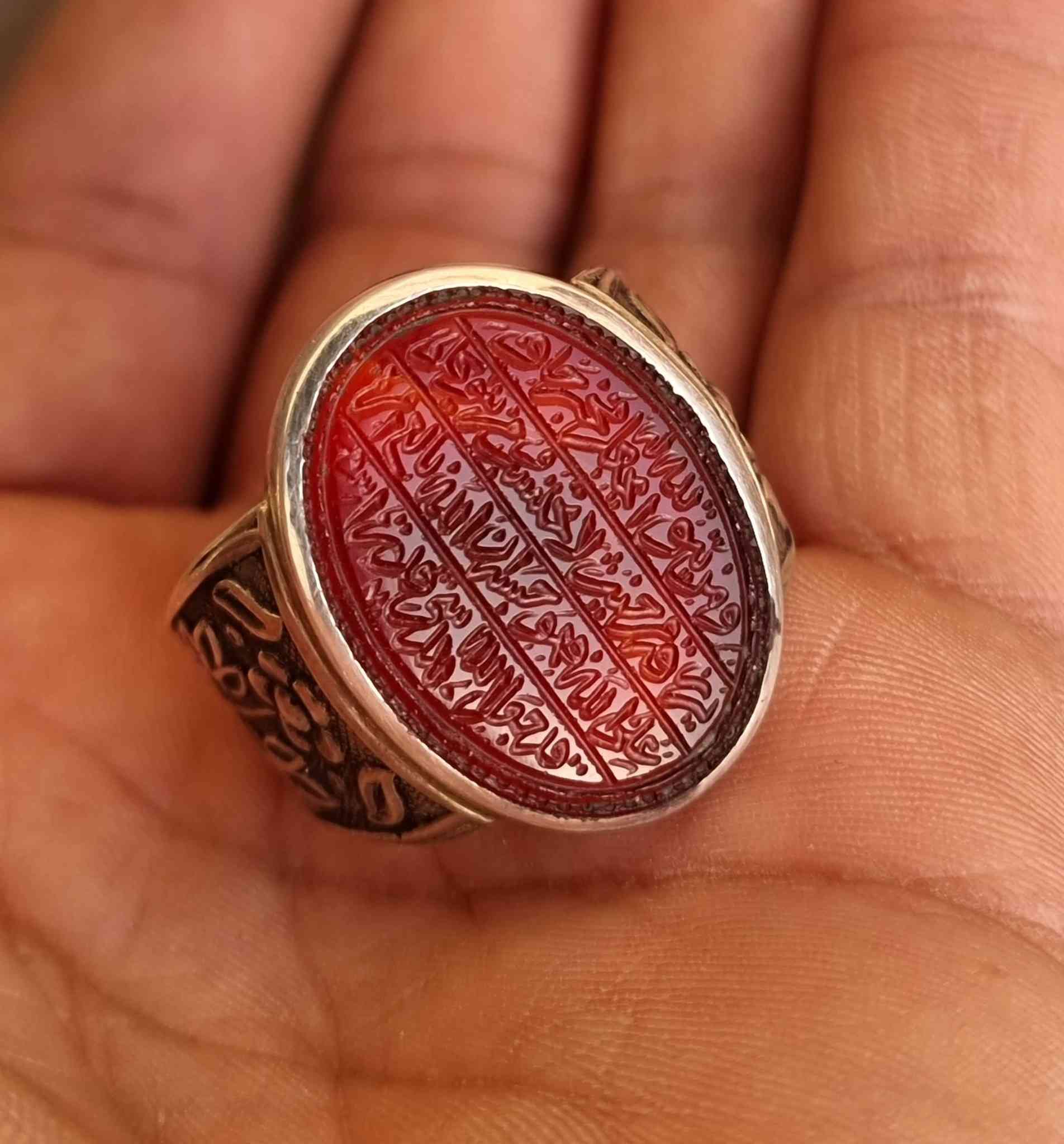 عقيق يماني احمر زعفران مخطوط خط يدوي 
              🔥ايه الرزق المباركه كامله 🔥 
🔥ومن يتقي الله يجعل له مخرجا ويرزقه من حيث لا يحتسب ومن يتوكل على الله فهو حسبه ان الله بالغ امره قد جعل الله لكل شي قدرا 🔥
بصياغه يدويه ثقيله للبيع مكاني بغداد يوجد توصيل إلى جميع المحافظات للبيع فقط فقط أحبتي الغوالي ما اراوس بس ابيع 
***********
