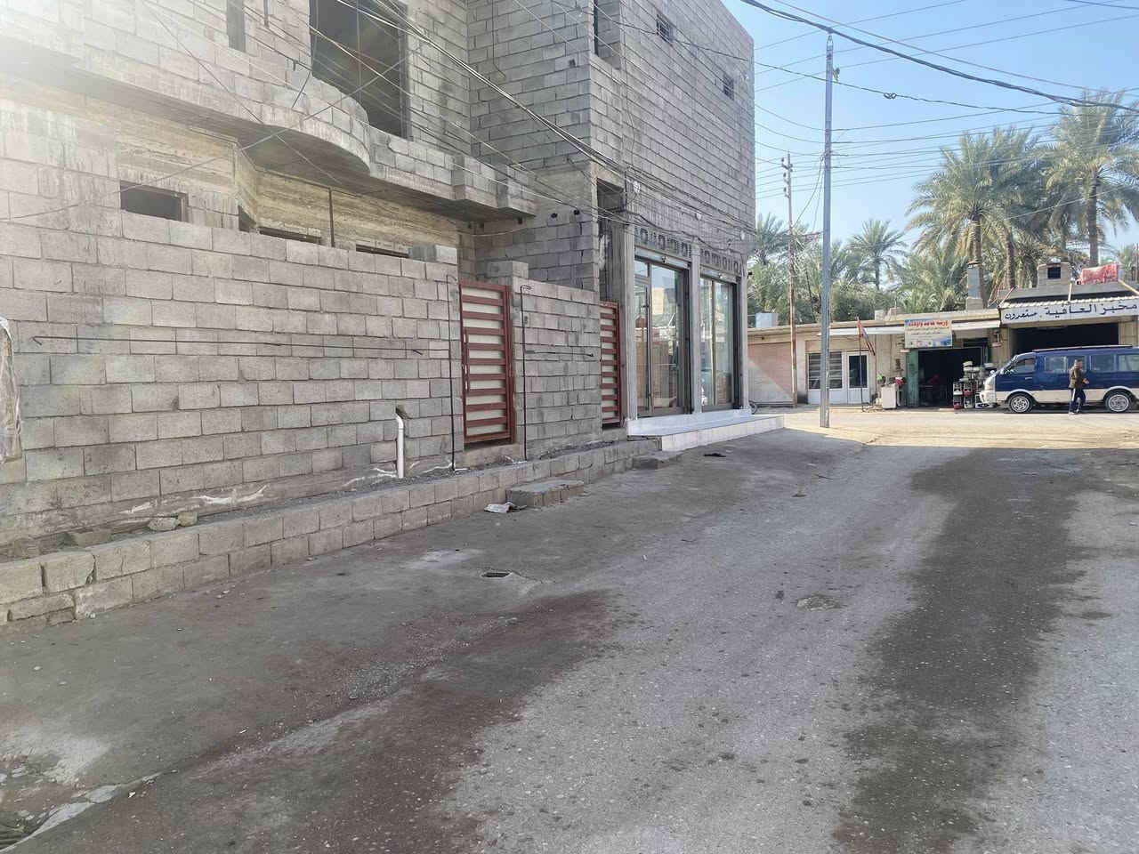 السلام عليكم هيكل للبيع طابو زراعي
بمساحة 100 متر مربع وموقع مناسب ومميز 

المواصفات 
أساس الارضية رفت 60 س حصرتين شيش 
بناء بلوك درجة اولى
يحتوي الدار على استقبال ومطبخ مع الصالة 
مع غرفتين نوم وحدة في الطابق الاول والثانية في الطابق الثاني 
البيت مأسس كهرباء مجاري ماء 
باقي بس التقفيلات الاخيرة 

البيت بصف الركن يعني قريب من الشارع 
فرع البيت عريض وحلو تبليط. خدمات كاملة 
يوجد بالقرب من البيت سوق كامل مع وجود مدارس قريبة
يعني كلشي متوفر بهذا المكان 

الموقع 
بعقوبة ، منطقة السادة شارع السادة الرئيسي  خلف جمعية ضي الكمر وبالقرب من اسواق حجي هادي 

السعر المطلوب 65 مليون وبي مجال بسيط 
للاستفسار اكثر الاتصال *********** او مراجعة 
مكتبنا في منطقة السادة
