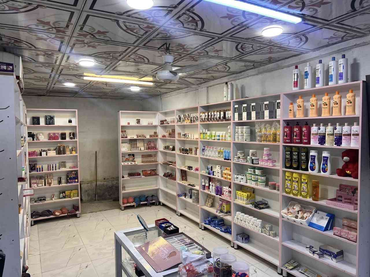 السلام عليكم كوزمتك للبيع كامل اضاء مع سبلت طنين سبب البيع لعدم التفرغ في علوة الفحل قرب مجسر الامام علي  مقابل مدرسة عبدالله ابن الحسين الاهلية للتفاصيل الاتصال ***********
