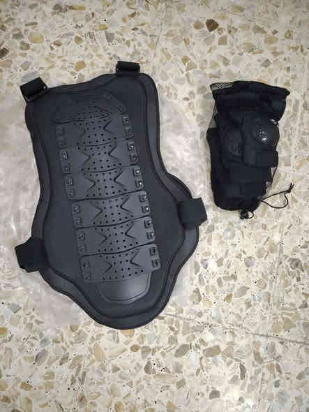 السلام عليكم
سيت كسارات ودرع
كسارات مفصل ركبه وعكس وكفوف

40 الف وبيهن مجال قليل 
مكاني بغداد مدينة الصدر
***********
