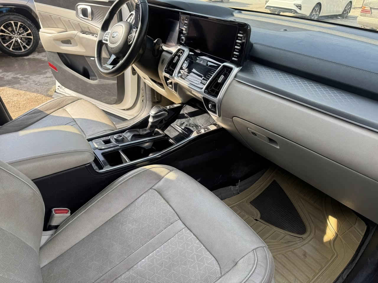 بسم الله .. سورينتو موديل 2021 خليجي فول مواصفات مكفولة للبيع :
• اللون: أبيض ثلجي 
• محرك 6 سلندر بلادي مكفول
• ⁠كير 8 سرعات بلادي مكفول
• رقم أربيل دولي
• 4 كاميرات دورة 360 درجة
• لايتات زينون
• إشارات مري
• ⁠دفع رباعي AWD
• تخم تاير جديد
• صندوق كهربائي
• تشغيل عن بعد
• تحكمات ستيرن
• سقف بانوراما 
• 7 راكب 
• كشنات جلد 
• تحكم مقاعد كهرباء
• تبريد وتدفئة كشنات
• ⁠كشنات خلفية تدفئة 
• مظلات خلفية 
• دخول ذكي بصمة
• شاحن لاسلكي
• وضعيات قيادة: Comfort / Eco / Sport / Smart
• شاشة كبيرة + شاشة عدادات
• سايد بريك كهربائي
• نظام الشاشة يدعم CarPlay وAndroid Auto
• بصمة تشغيل 
• تبريد 3 قطع
• صرفية وقود ممتازة
• طي كشنات خلفية كهرباء
• ⁠ماشية 101 الف قابل للزيادة .
• ⁠السعر 293 وبيه مجال 
  للاستفسار : ***********
