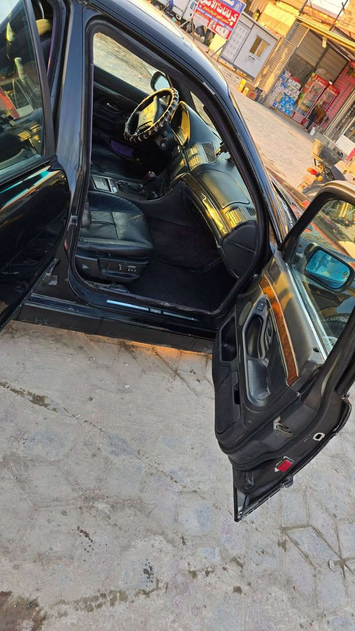 سلام عليكم
لبيع موديل 1996
حداديه خير من الله 
غرفه جديده 
تحويل وكاله 
لغيت زنون 
تانكي جديد 
باتري جديد 
البدي ما بي ولا طخه 
بس عندي بارد بالجاملغ الخلفي حليل غيره 
***********
