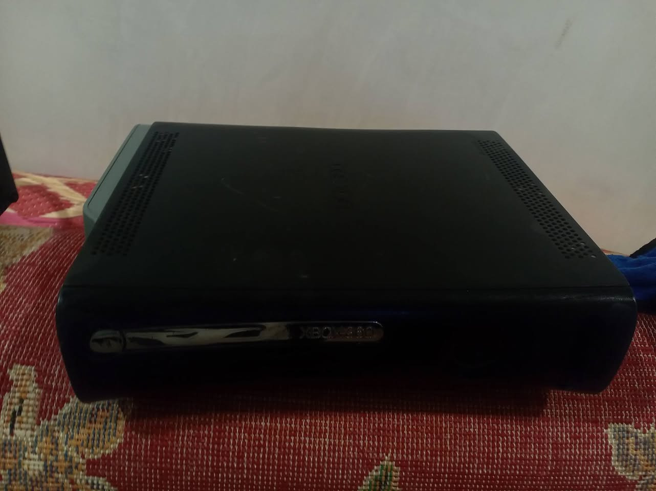 السلام عليكم عندي اكس بوكس 360 الاولاد حلو نظيف عوسه شيء واحد برمجه تنزيل العاب  سعر 60 الف مكان البلاي بلديات شارع المصرف رقم الهاتف ***********
