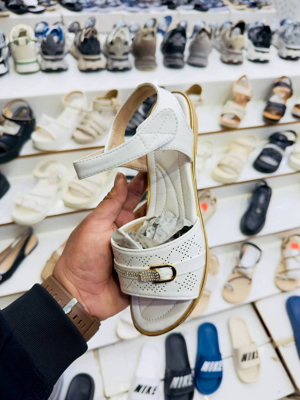 صندل نسائي طبي درجة اولى.
سعر الدرزن 66 الف. 
باقي درزن ونص فقط... 
قياس 37 الى 41... 
🚚يوجد توصيل لجميع المحافظات.


**إذا كنت صاحب هذا الإعلان وتريد حذفه لأي سبب، رجاءا أرسل رسالة إلى الدعم الفني**