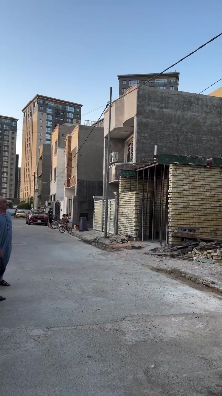 مشتمل للبيع مساحة 100 م 🏠📏
حي الجهاد المسألة والعدالة خلف شارع كلية امن القومي  مباشر 👀
العقار مجاور مجمع نسيم في منطقة جدا راقية وهادى ✨🌳
محتويات العقار: صالة، مطبخ، هول داخلي منور، صحيات، عدد اثنين غرف نوم، عدد ثلاثة، سطح أمامي وسطح خلفي 🛏️🛁
بناء حديث وغير مسكون 🏗️✅
الاستفسار: *********** 📞
مكتب العدل العقار ⚖️
