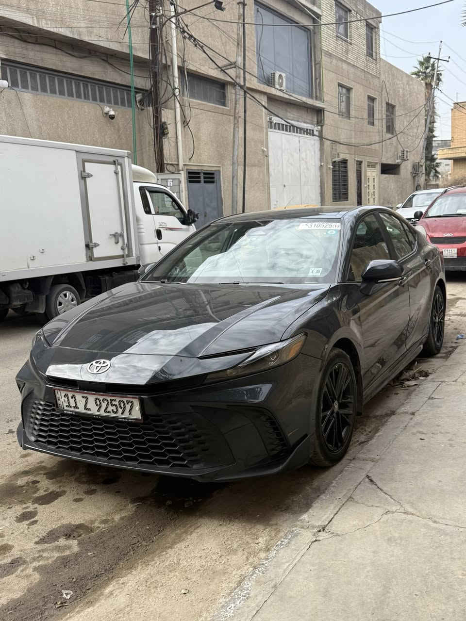 SE
فول بدون بانوراما

أبرز مواصفات كامري 2025 SE:

المحرك: \(2.5\) لتر، 4 أسطوانات هايبرد (Hybrid).

ناقل الحركة: أوتوماتيكي متغير باستمرار (E-CVT)

 أنظمة القيادة: توفر أوضاع قيادة متعددة (ECO، NORMAL، SPORT). 
الخارجي (رياضي):الشبك: شبك أمامي رياضي بلون أسود.

العجلات: جنوط ألمنيوم مقاس 18 أو 19 بوصة.

الإضاءة: كشافات LED أمامية وخلفية.

إضافات: جناح خلفي أسود ومشتت خلفي.

المقصورة الداخلية والتقنية:المقاعد: جلد/SofTex رياضي.

الشاشات: شاشة لمس عالية الدقة مقاس 12.3 بوصة تدعم Apple CarPlay و Android Auto.

العدادات: شاشة رقمية للعدادات.

الراحة: تكييف هواء أوتوماتيكي، شاحن لاسلكي للهواتف، بصمة تشغيل، ونظام تشغيل عن بعد.

السلامة والأمان: رادار: بدون رادار

.حساسات: حساسات أمامية، خلفية، وجانبية.

مكابح: نظام فرامل مانع للانغلاق ABS، ونظام أوتو هولد (Auto Hold).
مانع اصطدام: نظام ما قبل الاصطدام (PCS) الذي يكشف 
السيارات والمشاة. 

تعتبر فئة SE الخيار الأفضل لمن يبحث عن لمسات رياضية وتعليق أكثر ثباتاً مقارنة بفئات LE التقليدية. 

للاستفسار الاتصال على الرقم ***********
