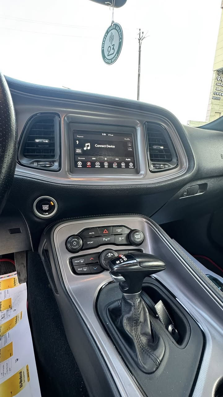 السلام عليكم
جالنجر RT 
موديل 2023 
محرك V8 5700 
گير اوتو 
السيارة ماشية 35,000 كيلومتر 
حادث امامي 
بوند و جاملغ امبدل و مصبوغ 
شاصي الجهة اليسرة مسحوب فقط معدل 
السيارة مواصفات الجالنجر الاعتيادية 
نظيفه و شغاله افحصها وين متحب 
المكان بغداد الغدير 
السعر مناسب عالرقم واتس اب 
***********
