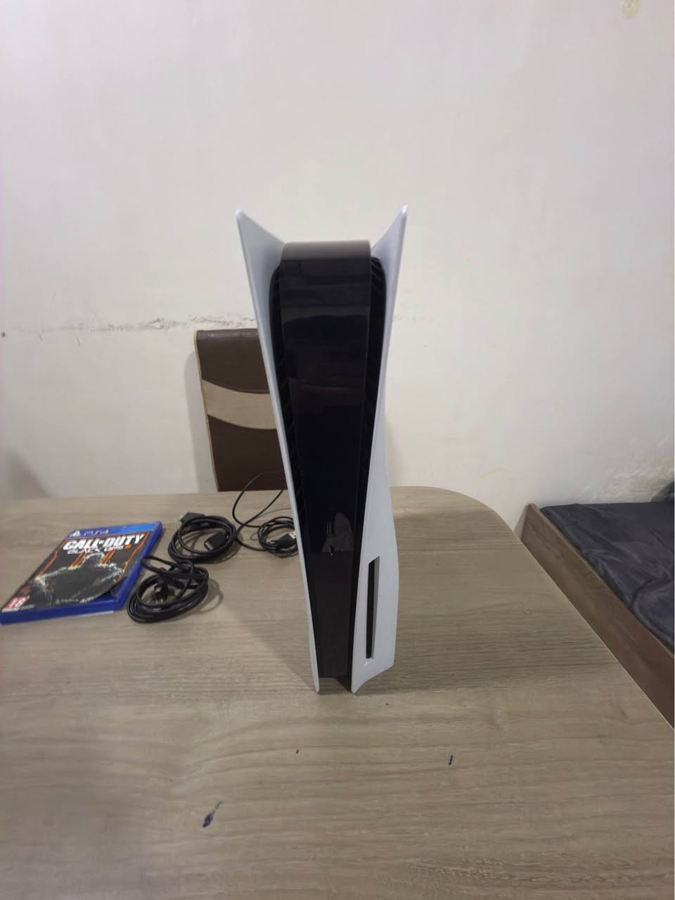 ملاحظة كلشي موضح بالمنشور 
1- Ps5 للبيع 
2- نظافه فول استخدام كلش قليل 
3-كامل الملحقات كيبل الطاقه وال HD وشاحن اليد مابيهم اي خلل ولا قطع
4- الجهاز ممفتوح ولا مصلح 

السعر 625 الف تدفع ويجي ويا قرص بلاك اوبس 3 هديه( للمعلوميه سعر القرص الاصلي 40 الف ) 
مكاني موصل / الحدباء سايدين الصورة 
*********** موصل, نينوى
