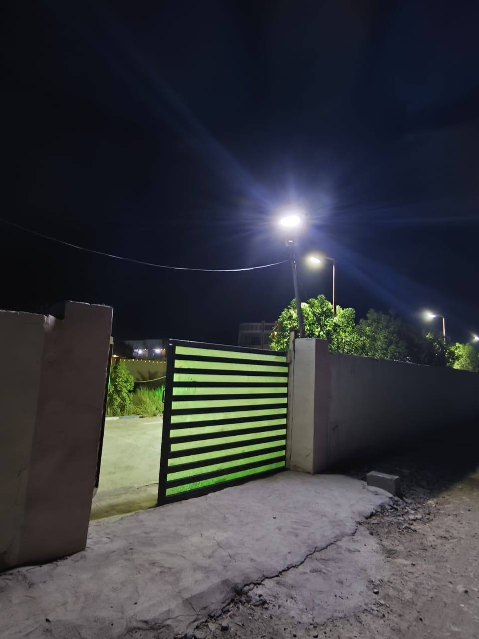 @مزرعه مساحه 1500متر ملك صرف تحويل في الطابو  وجه المزرعه 60 متر والنزال 25 متر  فيها بناء  بيت 200 متر بناء 2025  يحتوي علئ 3غرف ومطبخ  وصاله 50 متر و4 صحيات داخليه وخارجيه واجه البيت مرمر خالص اضافه الئ شاليه للضيوف وبحيرة اسماك  و3حدائق ايضا مسيجه  بلوك وملبوخ  جميع الجوانب العنوان بغداد جانب الرصافه شرق القناة طريق السياحي منطقة كاسر بوص تبعد عن فلكة حي النصر 10 دقائق السعر النهائي 250 مليون  من الاخير للااستفسار  رقم الموبايل ***********    والتوفيق للجميع تحياتنا
