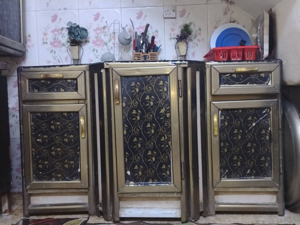 السلام عليكم
كاونتر نضيف للبيع السعر 150 وبي مجال 
العنوان كفائات العبيدي 
***********
