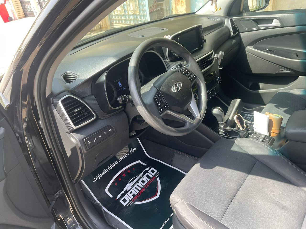 توسان ٢٠١٩ فول موصفات عدا الفتحة
وارد امريكي : جاملغ + بنيد صبغ والحادث موضح بالصور  (بيهن جراد بسيط) 
لوحات : كربلاء 
الموصفات :
بصمة // دخول ذكي // كشنات كهرباء //  مري شفط // صندوق ذكي // حساسات // سايد بريك بصمة // اوتو هولد // كروس كونترول تكيفي // رادار // تنبيه الخروج من المسار // نقاط عمياء // شاشة // كامرا // قطعتين تبريد 
وبعد بيها هواي موصفات 
السعر : ١٥٨ وبيها مجال 
للاستفسار :  *********** 
* السيارة جدا معتنين بيها وكله بانزين محسن ودهن ارقى نوع ومسويلها منظومة زينون ب٤٠٠ دولار يعني السيارة مال جناية
