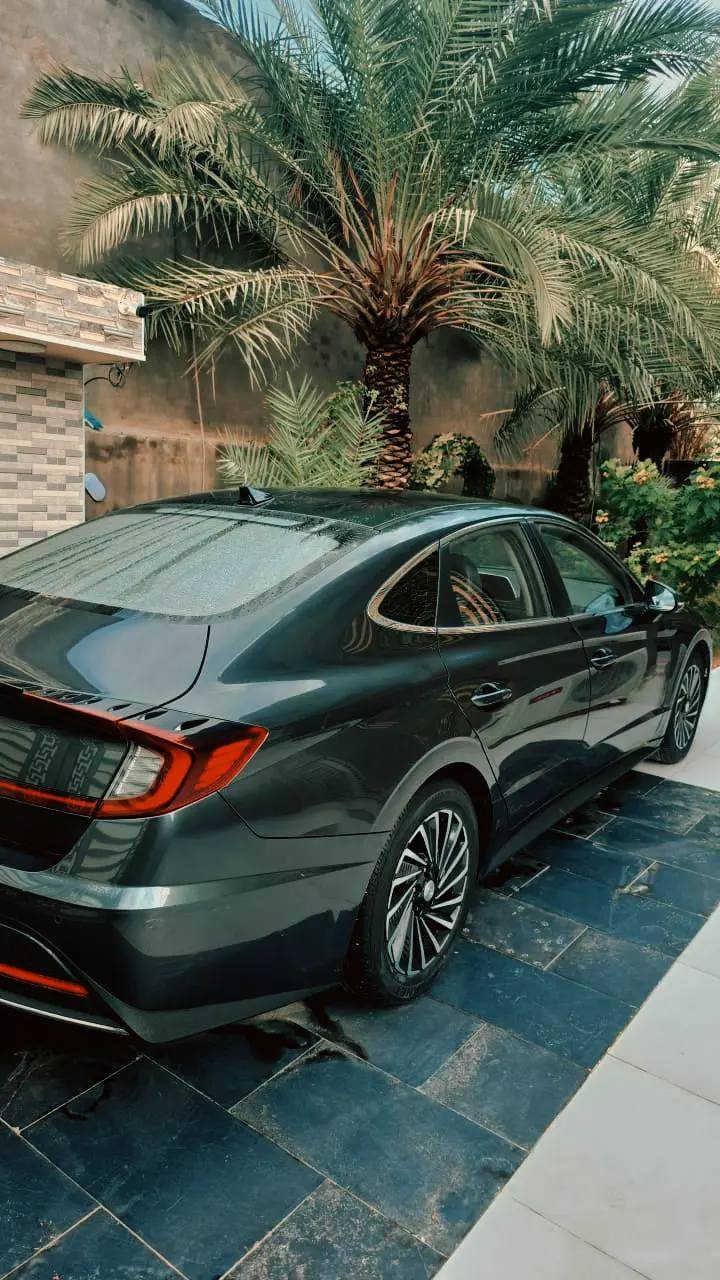 سلام عليكم ورحمة الله وبركاتة
سوناته موديل 2021فول مواصفات قطعتين تبريد سياره خليجي مو امريكي

أهم المواصفات الفنية والتقنية:
المحرك والأداء: محرك سمارت ستريم 2.0 لتر هجين (Hybrid) يوفر تسارعاً سلسًا.
عزم الدوران: يصل عزم دوران المحرك الكهربائي إلى 205 نيوتن متر (إجمالي عزوم النظام 393 نيوتن متر).
استهلاك الوقود: معدل استهلاك ممتاز بحدود لتر واحد لكل 20.1 كم.
ناقل الحركة: 6 سرعات أوتوماتيكي.
السقف الشمسي: توفر الألواح الشمسية شحناً إضافياً للبطارية يضيف مسافة قيادة سنوية تقريبية 1300 كم.
الأنظمة والتقنية: شاشة كبيرة من Bose، نظام صوتي عالي الجودة، نظام الكبح المتجدد لشحن البطارية. 
المميزات الداخلية والخارجية (حسب الفئة):
السلامة: رادار أمامي، خلفي، وجانبي، ونظام النقطة العمياء.
المقصورة: مقاعد كهربائية مع تدفئة وتبريد، شاشة لمس متطورة، وشاحن لاسلكي للهواتف.
التصميم: مصابيح LED أمامية وخلفية، جنوط ألمنيوم بقياسات 16 أو 17 أو 18 إنش. 
تتميز السيارة بتصميم عصري وجريء، مع تركيز على الهدوء والعزل الممتاز داخل المقصورة. 
سعر 155بيه مجال بسيط مكان سياره المثنى المدينه


**إذا كنت صاحب هذا الإعلان وتريد حذفه لأي سبب، رجاءا أرسل رسالة إلى الدعم الفني**