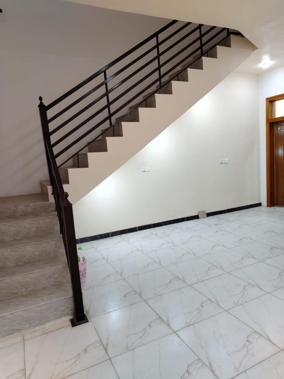 دار مساحة ١٥٠ متر بناء حديث طابقين خلف المعهد التقني /التحرير
السعر/١٣٥مليون 
للاستفسار/***********
