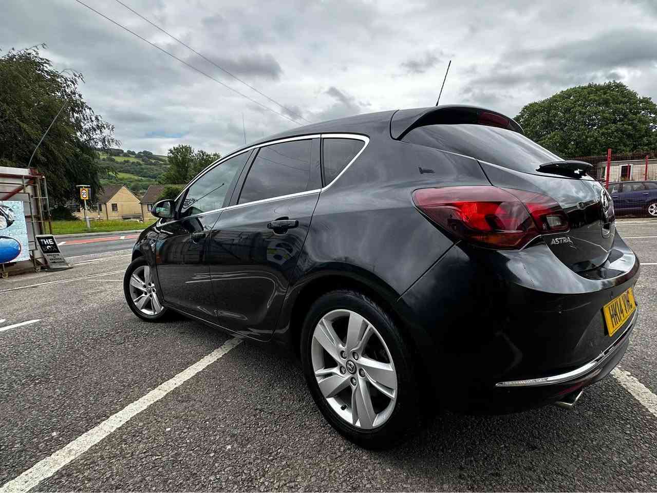 Vauxhall Astra 2 L automatic very low miles only 93k mot 5 nov 2026 with 4 good tyres car driving very good nothing problem at all   u welcome driving test and view car cat n Can do parts exchange Caerphilly, Mid Glamorgan


**إذا كنت صاحب هذا الإعلان وتريد حذفه لأي سبب، رجاءا أرسل رسالة إلى الدعم الفني**