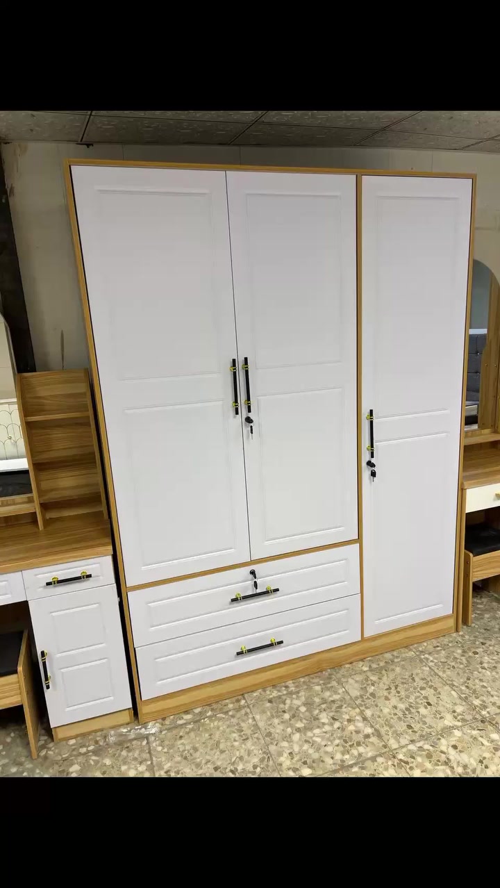 رجع توفرر الموديل التركي😍😍🔥
كنتور جديد 3 ابواب 
(( القياسات))  
العرض متر ونص والارتفاع مترين والعمق 52 🤎🤎🤍🤍
 #السعر 250 ومتوفر توصيل لجميع المحافظات


**إذا كنت صاحب هذا الإعلان وتريد حذفه لأي سبب، رجاءا أرسل رسالة إلى الدعم الفني**