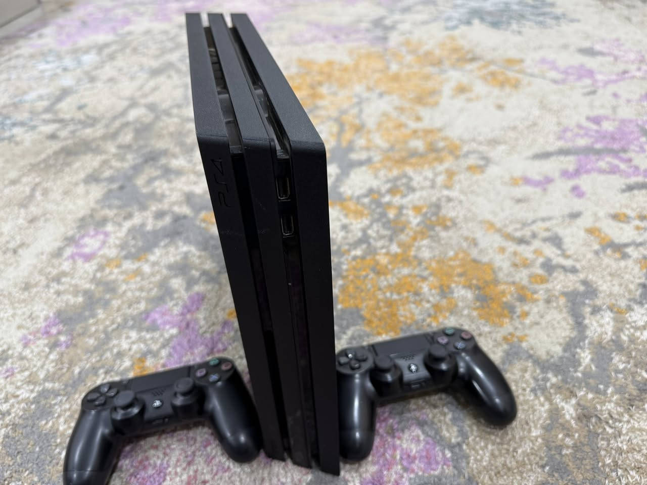 السلام عليكم للبيع جهاز بلي 4 برو نظيف مال  بيت + لعبة واحدة + جوستيك اضافي  الجهاز ما يتهكر  
   للاستفسار  ***********
