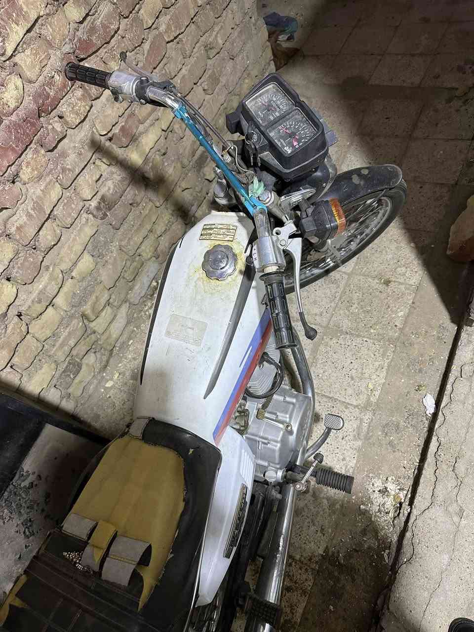 اربعه كير نامه 21
دراجه شغاله ومناقصها برغي 

من الدوام للبيت دراجه اصليه 

مكينه شلامجه بوري رفيع يعني 

سعر مليون وبيها مجال 

عنوان واسط كوت 

***********
