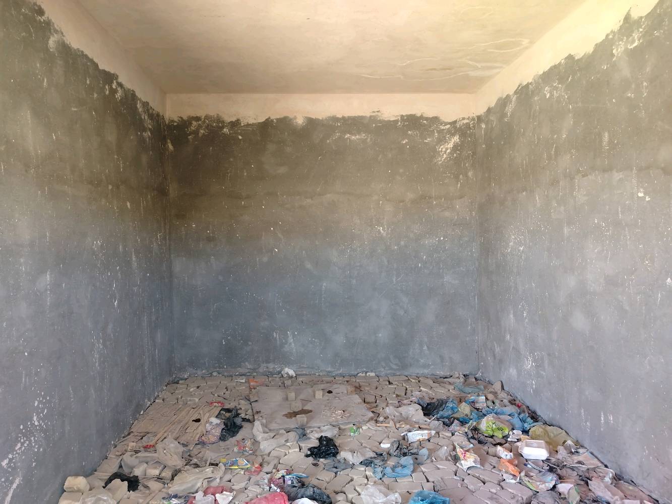 سلام عليكم ورحمة الله وبركاته بيت زراعي للبيع في دور الزراعه مقابيل البيطره مساحته 200م يحتوي عل غرفتين وصاله ودوانيه ومطبخ ملاحضه البيت واصل للبخ فقط بي وصل تطويب سعره 40 وبي البيت لايرهم لامرواس ولاقصاد بيع نقد نقد فقط للتفاوض أكثر مراسله الرقم او الاتصال عليه *********** 