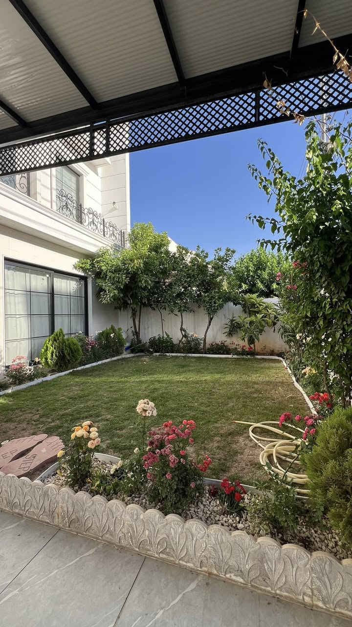 بيت للبيع ⭕️ 
٢٧٠ م 
اربيل هيران ستي 
٦ غرف نوم 
كدامه شارع ١٢ م 
حديقه واسعه 
تواصل 
☎️***********
