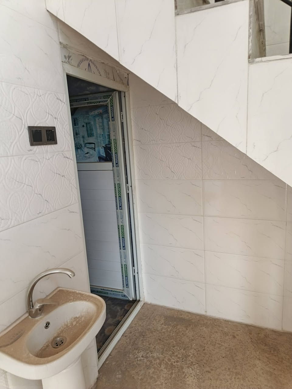 ‏بيت للبيع م ٥٠ قرب جوهره العرب غرفه وصاله ومطبخ وصحيات سعره ٨٢ وبيه مجال
‏للاستفسار مكتب بركات ام البنين *********** 
‏
