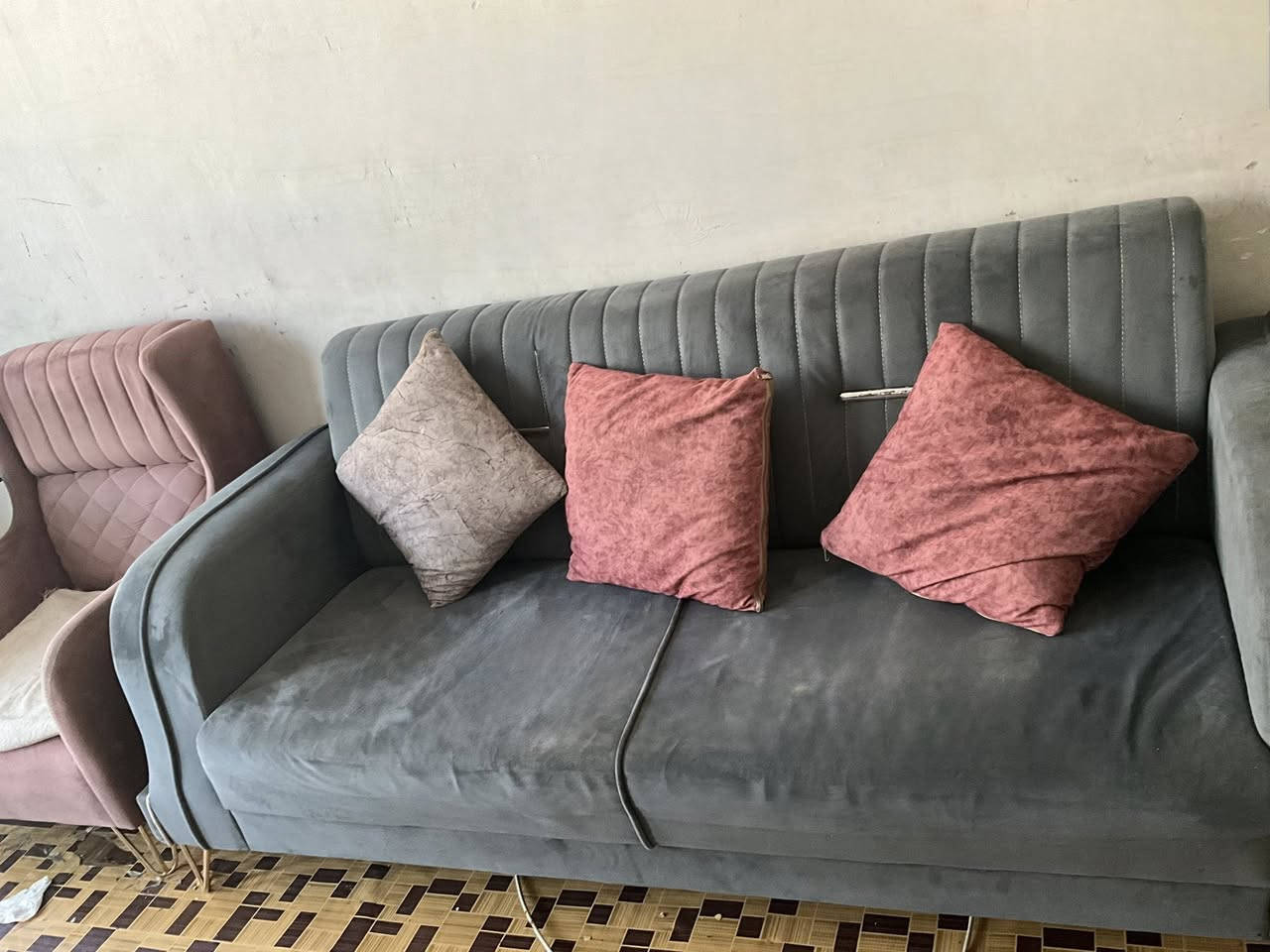 تخم قنفات نضيف ٢٠٠
ميز تلفزيون ٥٠
ثلاجة خمسه قدم ١٤٠
***********
